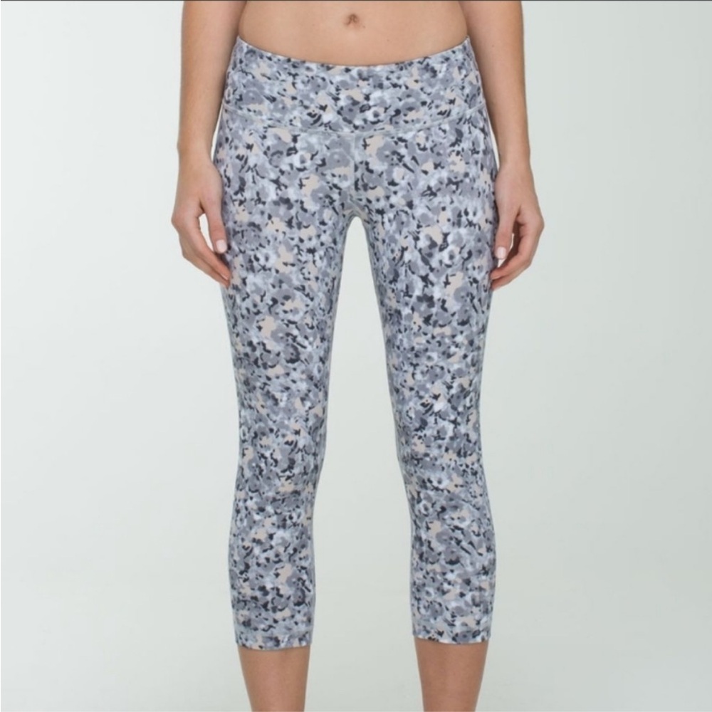 Lululemon Wunder Under Crop Not So Petite Fleur Silver Spoon/Silver Spoon, 6